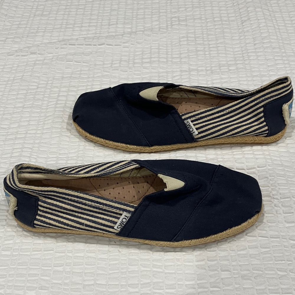 TOMS Men’s Classic Navy and Cream Espadrilles